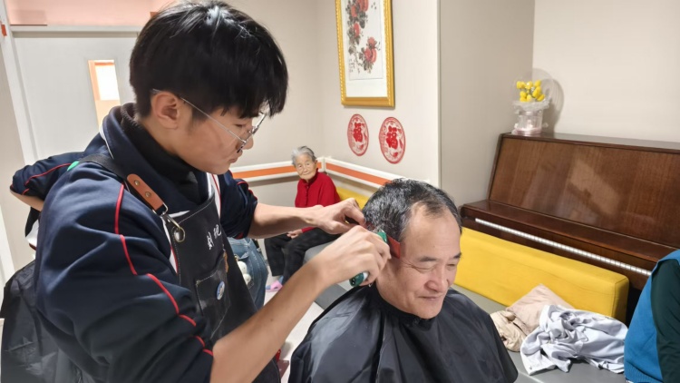青春剪艺，温暖桑榆
